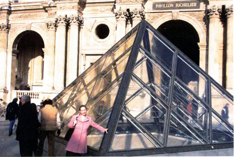 Christina Heuberger devant la pyramide du Louvre